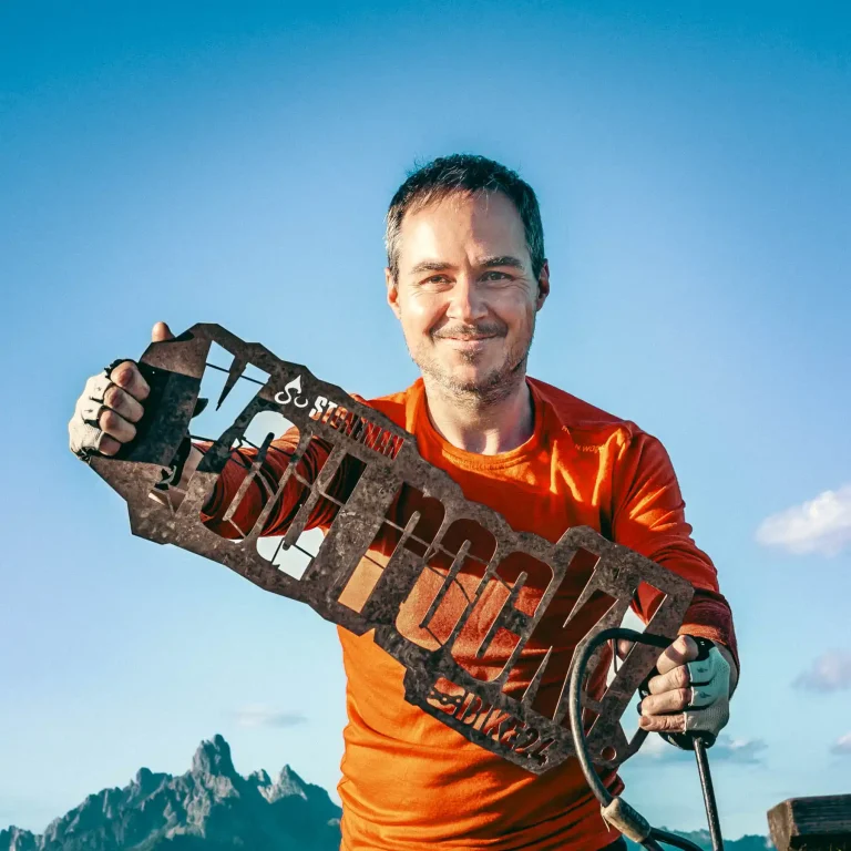 Junger Mann hält ein Schild mit der Aufschrift You Rock