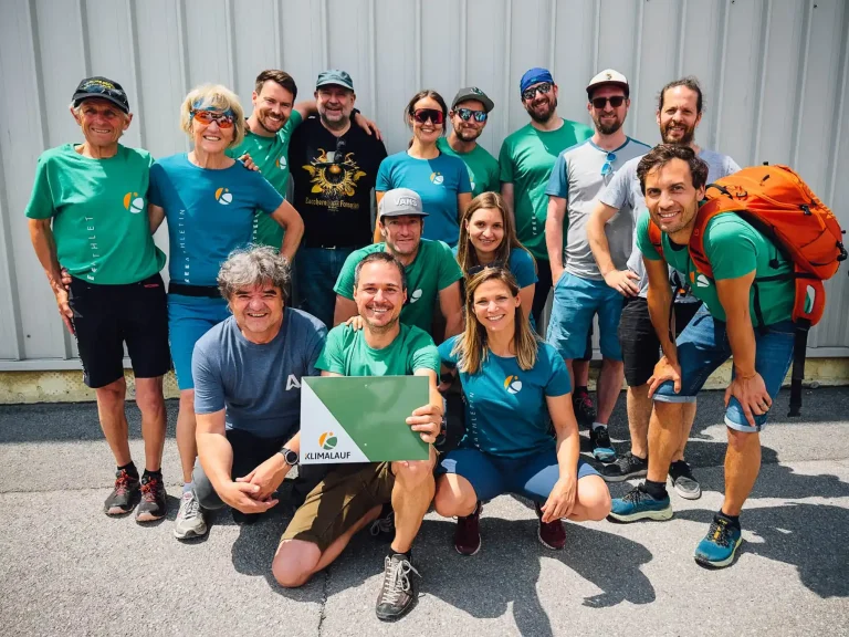 Gruppenfoto im freien von Helfer:innen des Klimalaufs Telfs